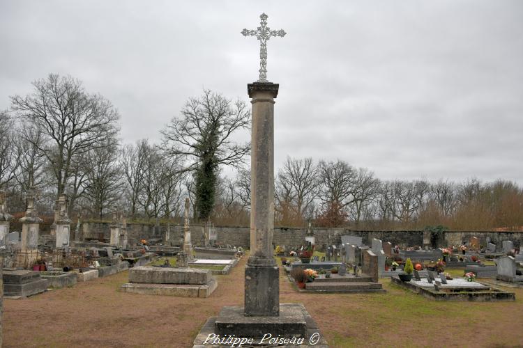 La croix du cimetière de Marigny-sur-Yonne un patrimoine