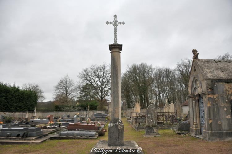 La croix du cimetière de Marigny-sur-Yonne