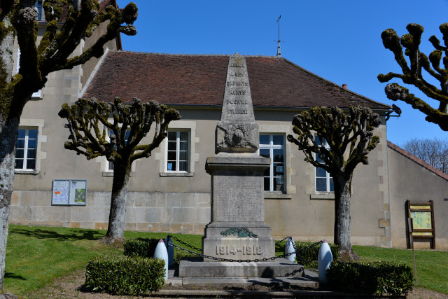 Monument aux morts de Menou