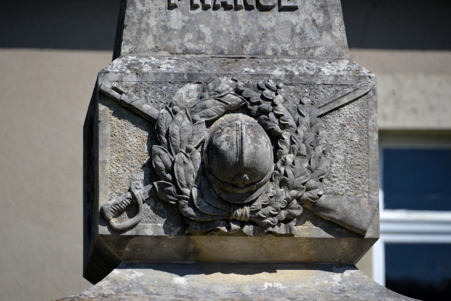 Monument aux morts de Menou