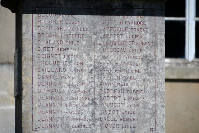 Monument aux morts de Menou