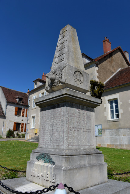 Monument aux morts de Menou