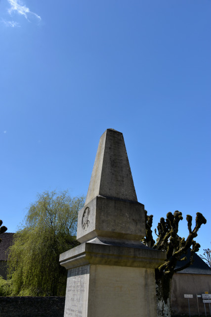 Monument aux morts de Menou