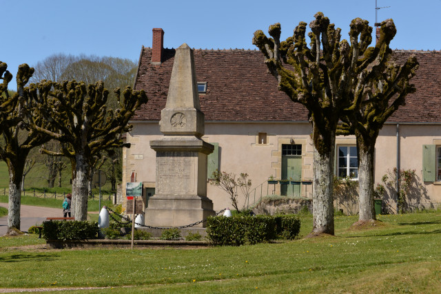 Monument aux morts de Menou