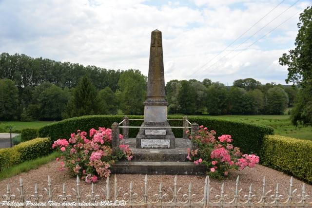 Monument aux Morts de Beaumont-la-Ferrière un hommage