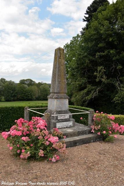 Monument aux Morts de Beaumont-la-Ferrière