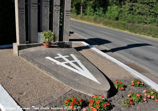 Stèle aux morts de Cercy la Tour