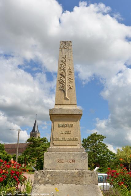 Monument aux Morts de Brèves