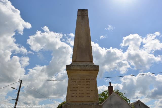 Monument aux Morts de Brèves