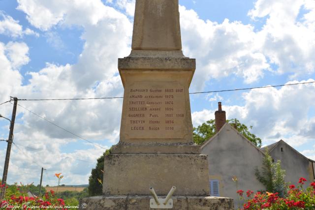 Monument aux Morts de Brèves