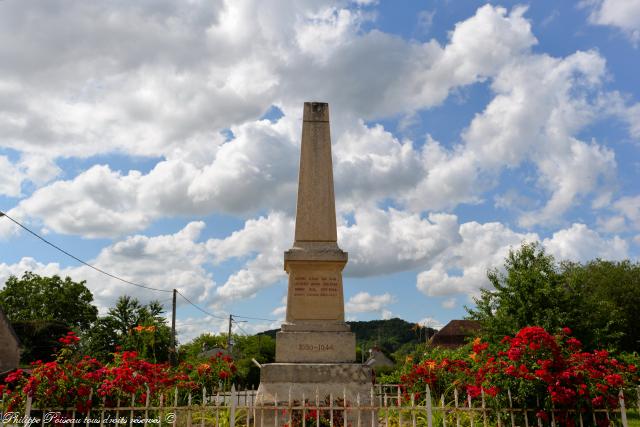 Monument aux Morts de Brèves