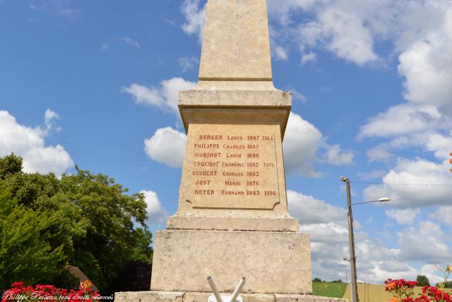 Monument aux Morts de Brèves