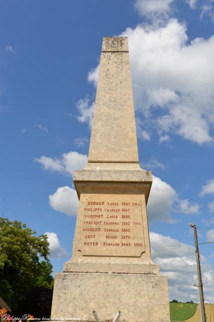 Monument aux Morts de Brèves