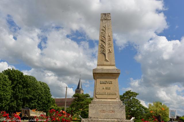 Monument aux Morts de Brèves un hommage