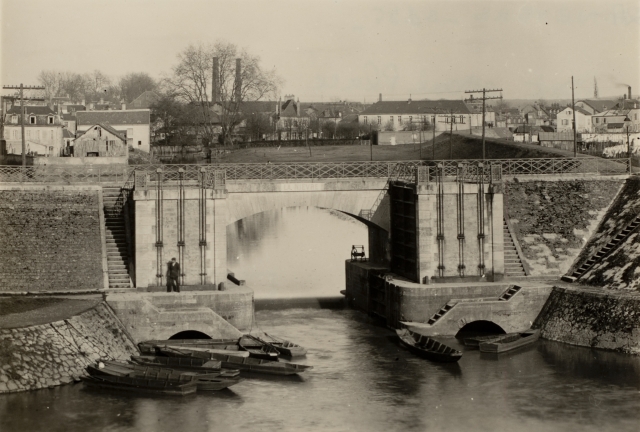 Nevers le « pont mal placé » Quai de Médine un patrimoine