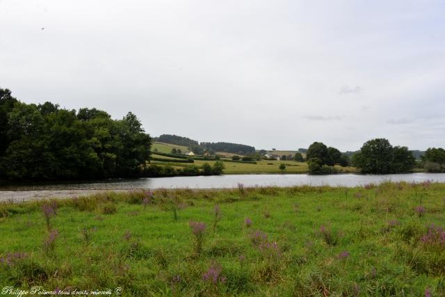 Petit lac de Pannecière un beau Lac du Morvan