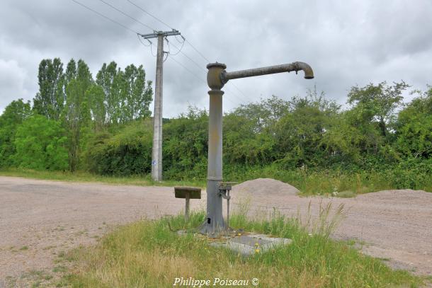 La pompe du tacot de Saint-Saulge un beau patrimoine