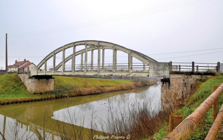 Pont Les Chamonts sur le Canal un patrimoine architectural