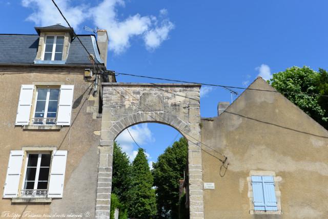 Le portail du château d’Asnois un remarquable patrimoine