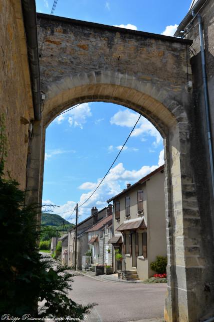 Ancien portail du château d'Asnois