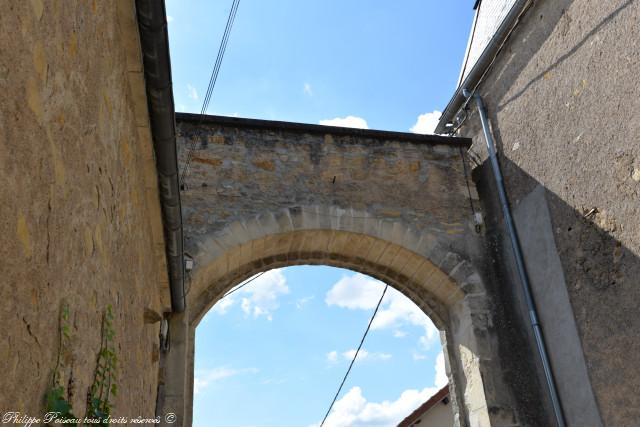 Ancien portail du château d'Asnois