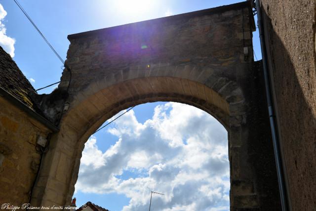 Ancien portail du château d'Asnois