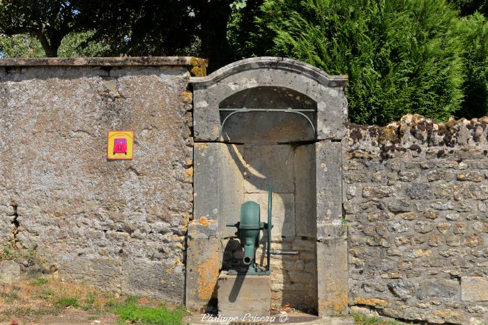 Pompe du village de Challement un patrimoine.