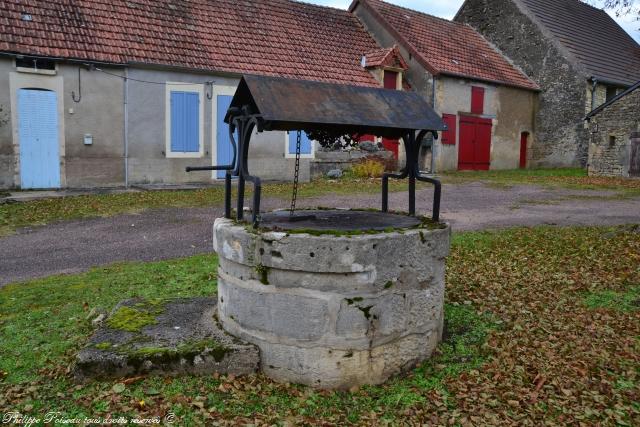 Le puits de la place de Oulon