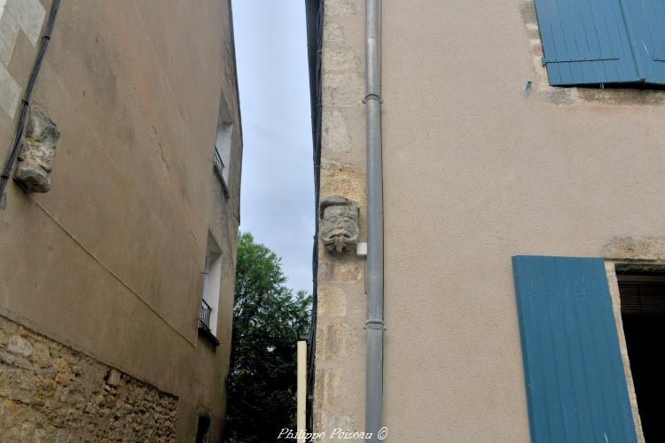 Sculpture de la rue des Chapelains