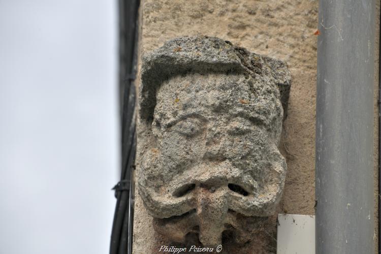 Sculpture de la rue des Chapelains