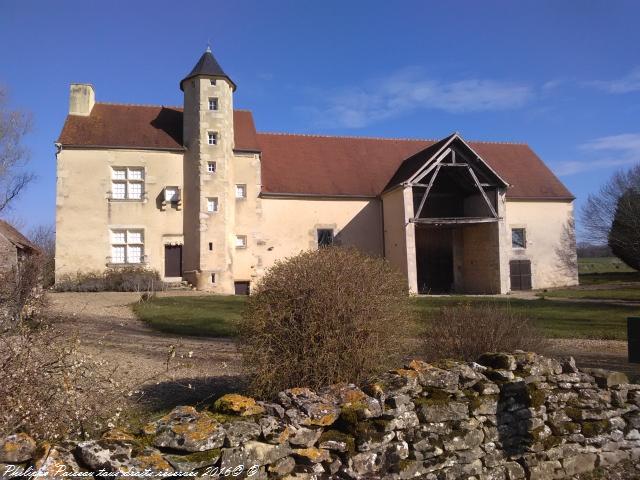 Le Vieux Château de Tâches