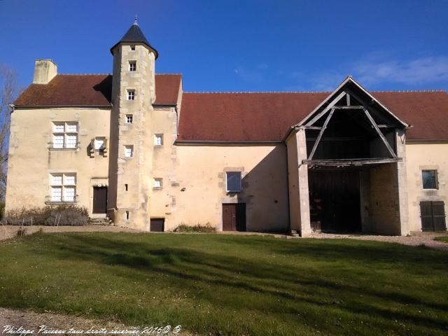 Le Vieux Château de Tâches