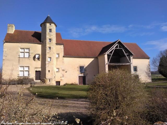 Le Vieux Château de Tâches