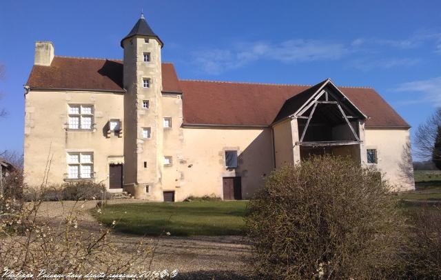 Le Vieux Château de Tâches