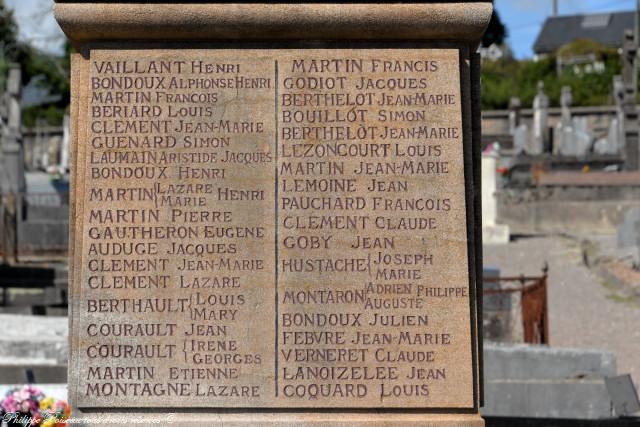 Monument aux morts de Villapourçon Nièvre Passion