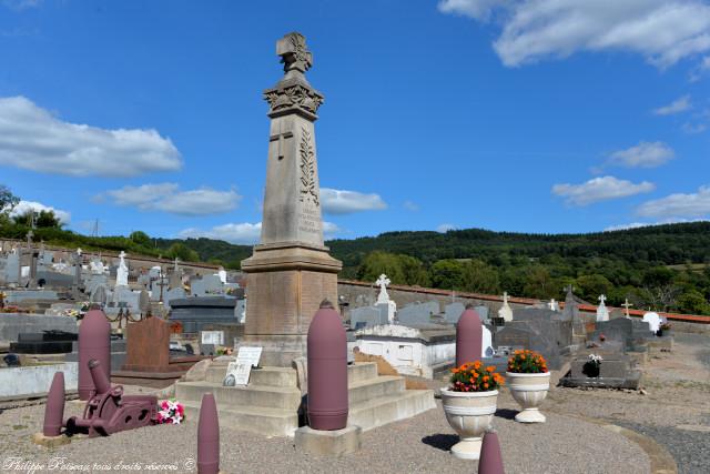 Monument aux morts de Villapourçon un hommage
