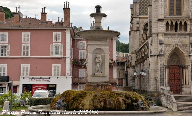 Fontaine place d’Armes de Voiron sur le parvis de l’église