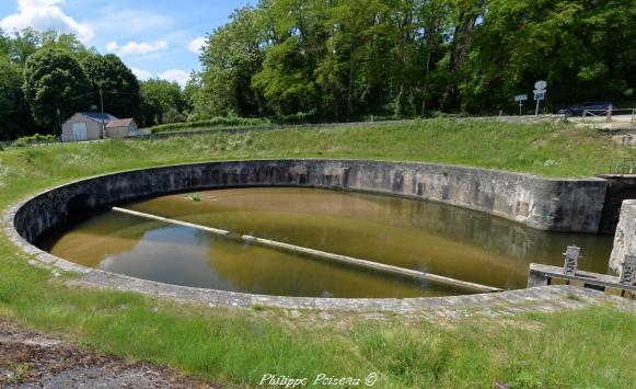 Écluse des Lorrains sur le canal latéral un beau patrimoine